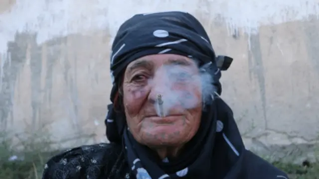 这名妇女终于能够抽烟