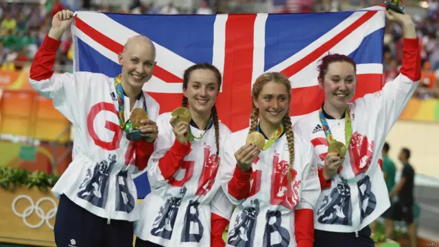 周六，包括劳拉·特罗特（左起第3人）在内的女子4人团体竞速决赛中打破世界纪录并击败美国队，为英国队获得又一项目金牌。