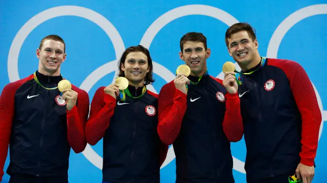 Chiếc huy chương vàng thứ 5 của Michael Phelps cùng với các đồng đội của anh tại Rio 2016