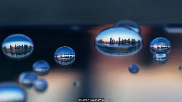 Langit Manhattan adalah objek yang menarik, bahkan melalui tetesan air.