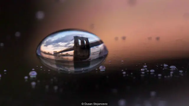 Jembatan Brooklyn Bridge semakin terlihat membentang di tetes air ini.