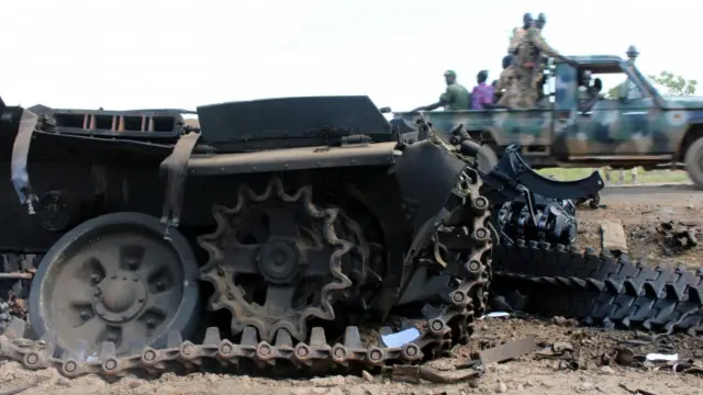 اندلع الخلاف السياسي بين كير ونائبه السابق مشار وتحولت إلى نزاع مسلح في أواخر 2013