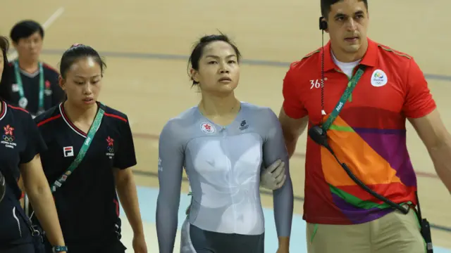 李慧诗由工作人员带离赛道（13/8/2016）