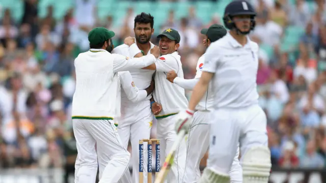 آج آؤٹ ہونے والے پہلے بیٹسمین گیری بیلنس سہیل خان کا شکار بنے۔