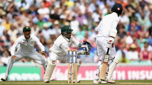 انگلینڈ کے آؤٹ ہونے والے چھٹے کھلاڑی معین علی کو یاسر شاہ نے لنچ سے کچھ دیر قبل آؤٹ کیا۔