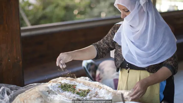 Seorang perempuan Druze memasak.
