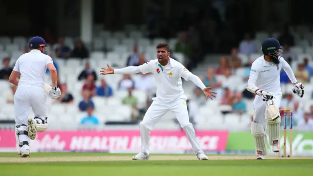  پہلی اننگز میں فاسٹ بولر محمد عامر اپنے کریئر کے سب سے زیادہ 39 رنز سکور کر کے ناٹ آؤٹ رہے۔ 