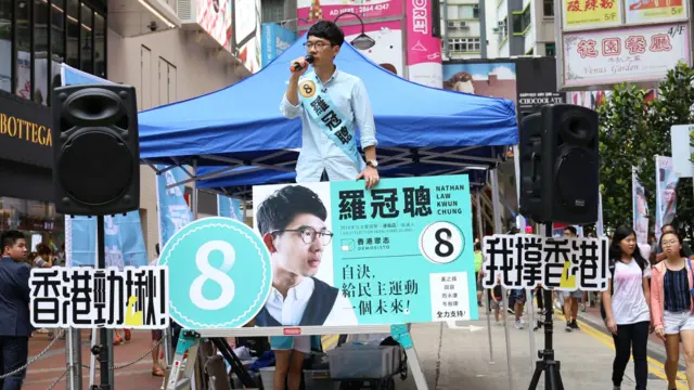Một số thanh niên Hong Kong theo xu hướng phản đối Bắc Kinh đã vận động và tranh cử thành công vào Viện Lập pháp