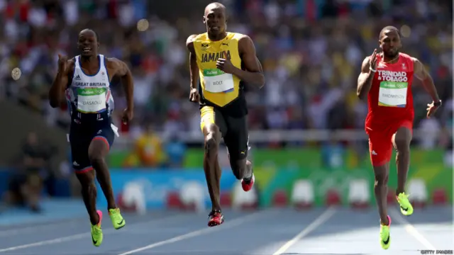د جمېکا يوسېن بولټ، د ټرېنېډا او ټوبګو تامپسن او د بريتانيا جېمز ډسولو د نارينه وو د ۱۰۰ متره واټن ځغاستې پر مهال. په دغو سياليو کې يوسېن بولټ تر ټولو مخکې راغئ.