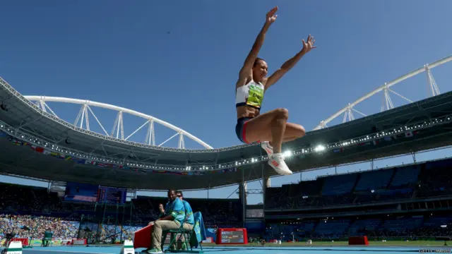 د بريتانيا جسيکا اينس هېل د اوږده ټوپ سيالیو کې د سپينو زرو مډال وګاټه