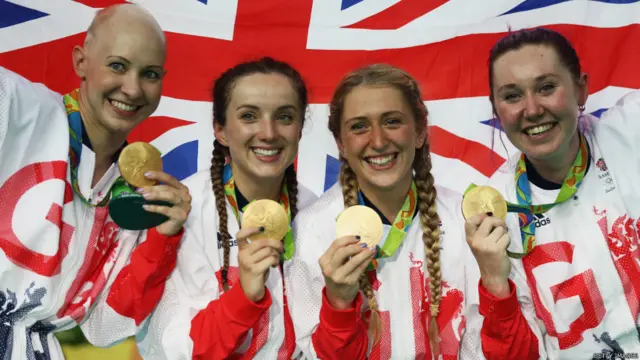 د بريتانيا ښځينه لوبغاړې له خپلو مډالونو سره