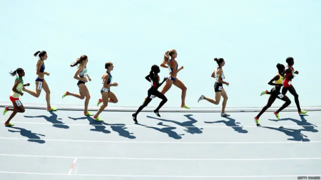 منډې وهونکې د ښځينو د ۳۰۰۰ متره واټن ځغاسته کې برخه اخلي