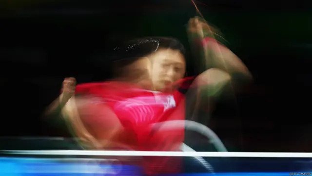 د جنوبي کوريا جيهي جيون د ښځينه وو د ټېبل ټېنس سياليو کې له سنګاپور سره لوبه کوله