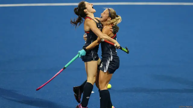 د امریکا د هاکي لوبغاړې مېشتل وټيس (کيڼ اړخ) له خپلې ملګرې کېټ بام سره له ګول وروسته خوښي کوي