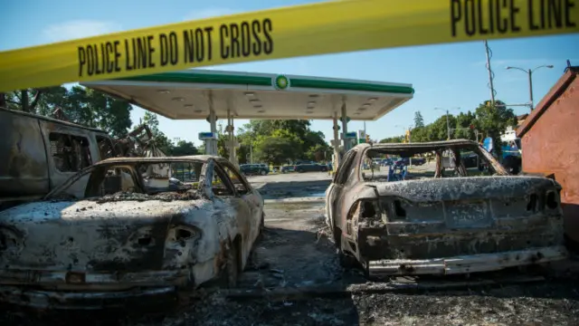 مظاہروں کے دوران ایک گاڑی کو نذرِ آتش کر دیا گیا