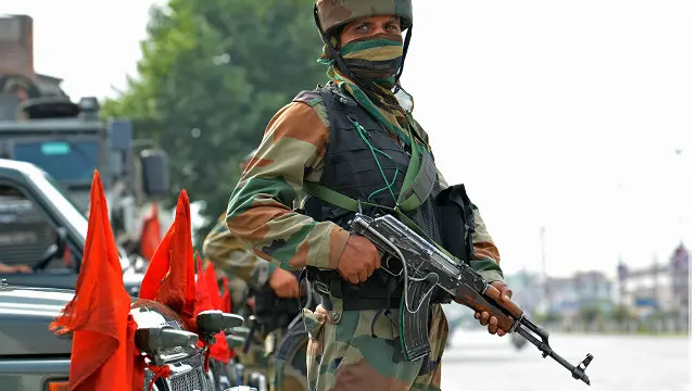 کشمیر میں اضافی ہزاروں سکیورٹی اہلکاروں تعینات کیے گئے ہیں