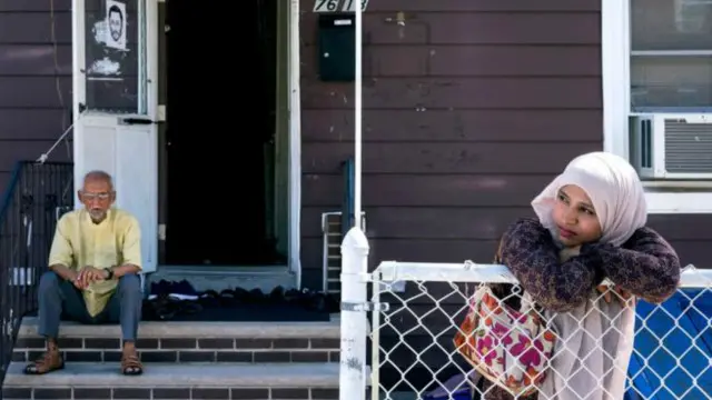 Seorang perempuan muslim berdiri di luar Masjid Jami Al-Furqan, tempat mendiang Maulama Akonjee menjadi imam.