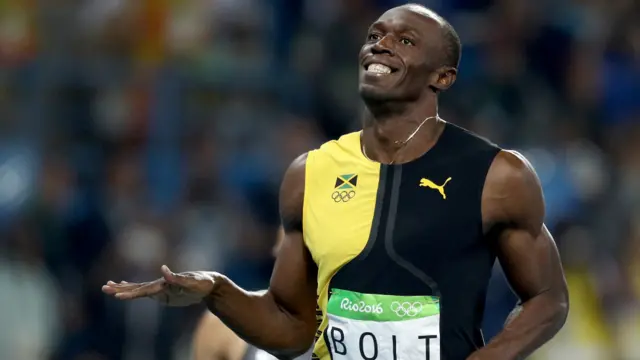 博尔特在百米短跑夺冠后向观众致意