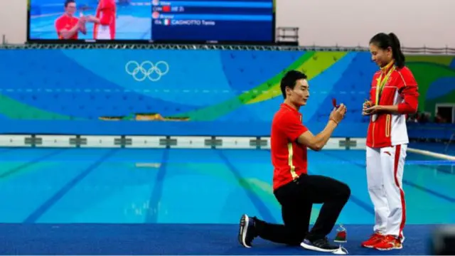 Qin Xai quỳ xuống cầu hôn He Zi trước ống kính phóng viên toàn cầu