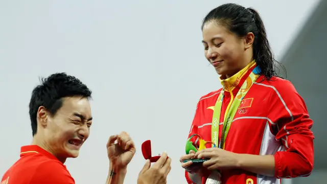 何姿点头答应秦凯求婚瞬间。