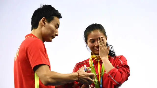 何姿表示事前不知道秦凯会在颁奖礼上求婚。