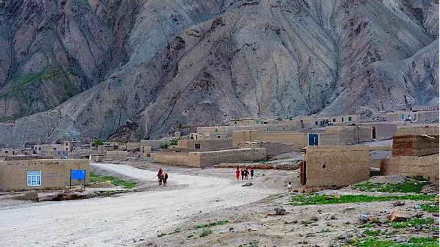 ددغې ولسوالۍ د سقوط په اړه داسې مهال ضد او نقیض خبرونه ورکول کېږي، چې د افغانستان په شاوخوا ۱۴ ولایتونو کې جګړه روانه ده او د دغه هېواد د مشرتابه ترمنځ سیاسي ناندرۍ روانې دي.