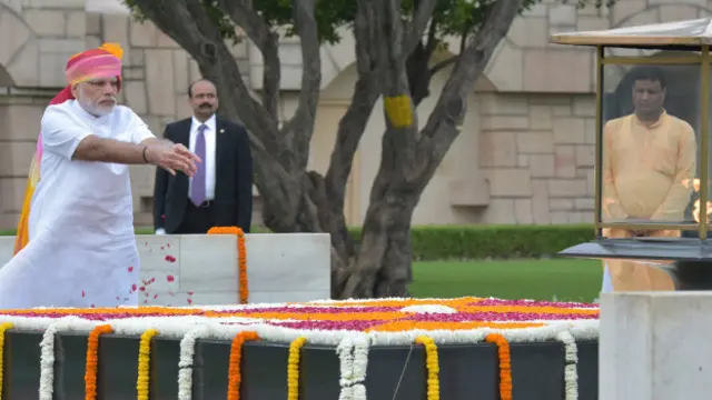 مودی نے نے شدت پسندی میں ملوث نوجوانوں کو مخاطب کر کے کہا کہ وہ شدت پسندی کا راستہ ترک کر کے قومی دھارے میں شامل ہو جائیں