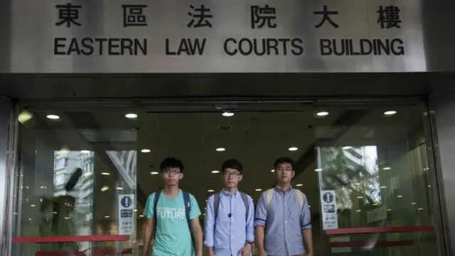 黄之锋（图左）、罗冠聪（图中）、周永康（图右）在判决结果公布后步出法院。