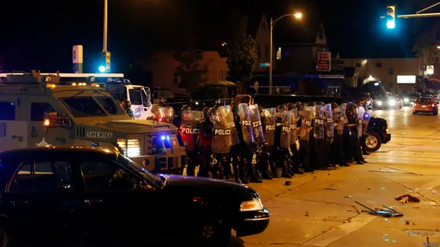 警方使用装甲车将这名伤者救出来并送往医院。