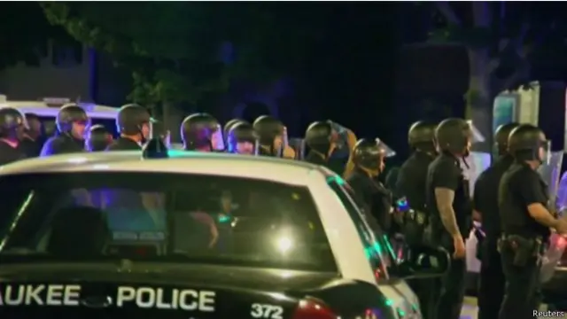 警方使用装甲车将这名伤者救出来并送往医院。