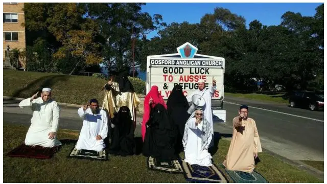 Para demonstran sayap kanan menyeruak ke dalam sebuah gereja di Australia seraya mengenakan pakaian muslim dan meneriakkan slogan-slogan anti-Islam.
