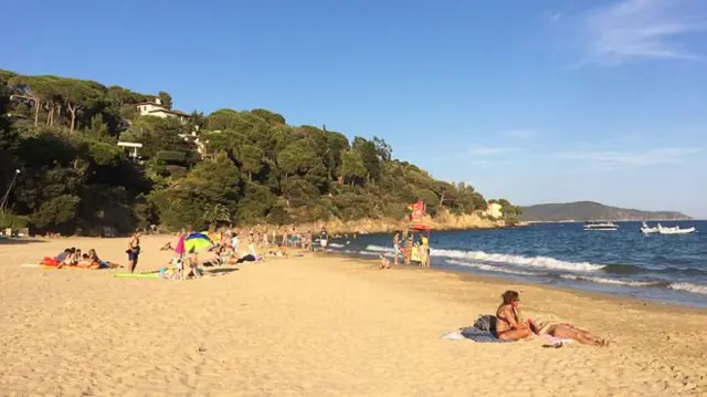 藍色海岸的沙灘充滿詩情畫意，但遊人卻難免擔心安全問題。