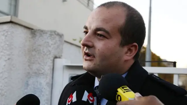 國民陣線2014年在弗雷瑞斯勝選，當時年僅26歲的拉奇林擔任市長，後來又成為參議員。