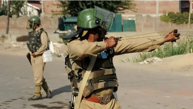 په کشمیر کې د امنیتي ځواکونو او ځایي خلکو ترمنځ تاوتریخوالي کې تر ۷۰ پورې کسان وژل شوي دي.