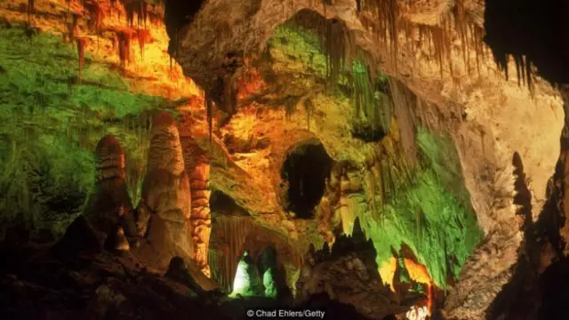 公園採用 LED 燈來展示洞窟高聳的構造（圖片來源：扎德·埃勒斯 [Chad Ehlers]/蓋蒂圖片社）