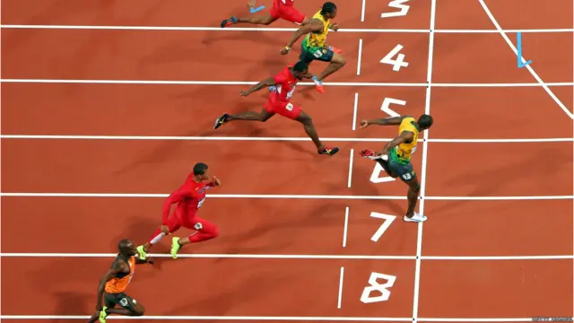 د جمېکا يوسېن بولټ د ۱۰۰ متره واټن ځغاستې سياليو کې د سرو زرو مډال وګاټه. دا لومړی منډې وهوونکی دی چې درې ځله د دغې واټن ځعاستې سياليو کې د سرو زرو مډال ګټي.