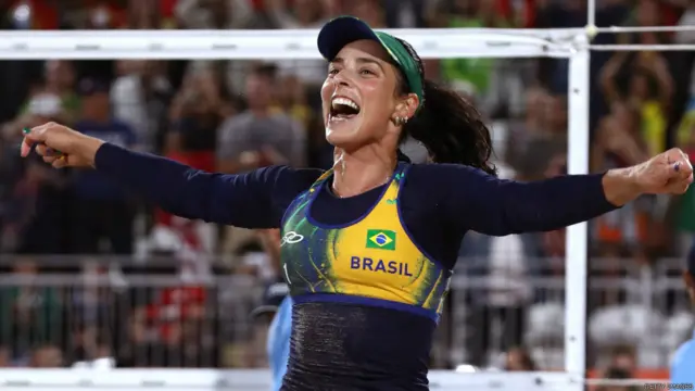 د برازيل اګاتا بېډنرزک له روسيې د سمندر غاړې واليبال سيالۍ له ګټلو وروسته خوښي کوي