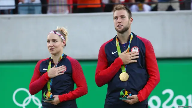 د امريکا د سرو زرو مډال ګټوونکي جک سوک او بېتني مټېک 