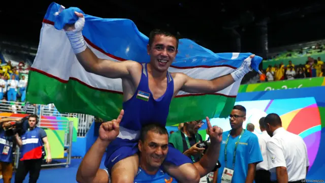 د ازبکستان حسنبای دوستم اوف له ۴۶ تر ۴۹ کيلوګرام وزن سوک وهنې سيالۍ کې د سرو زرو مډال ګټلو وروسته