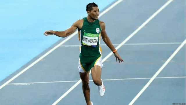 د جنوبي افريقا ويډوين نيکرک د ۴۰۰ متره واټن ځغاسته کې د سرو زرو مډال وګاټه او د امریکايي مايکل جانس ۱۷ ريکارډ يې هم مات کړ