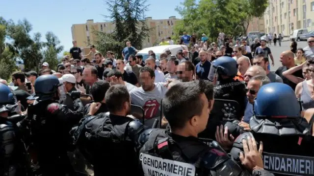 الشرطة تحول بين المحتجين والوصول إلى مجمع لوبينو السكني