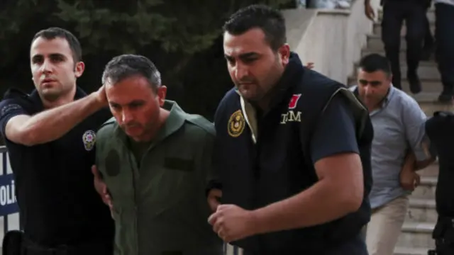 په ترکیه کې تر ناکامې کودتا وروسته تر ۲۳ زرو پورې کسان نیول شوی او تر ۸۲ زرو پورې نور له دندو ګوښه شوی لا یې هم دندې ځنډول شوې.