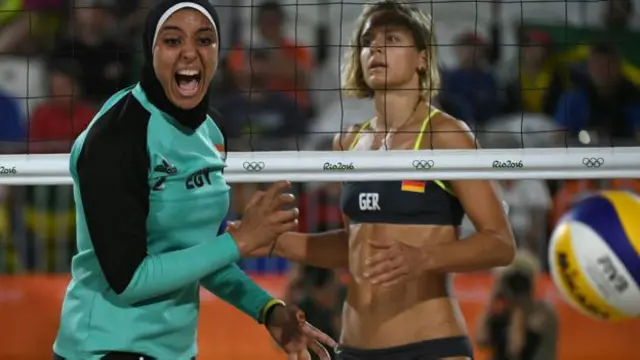 بعضی از عبارت 'بیکینی در مقابل برقع' که بیبیسی استفاده کرده بود انتقاد کردند و گفتند چرا اصولا پوشش زنان باید مورد بحث قرار گیرد