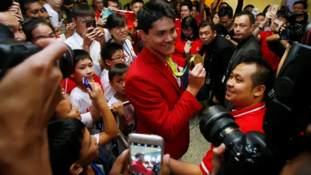 سکولنگ نے مائیکل فلپس کو شکست دے کر 100 میٹر بٹرفلائی میں طلائی تمغہ حاصل کیا