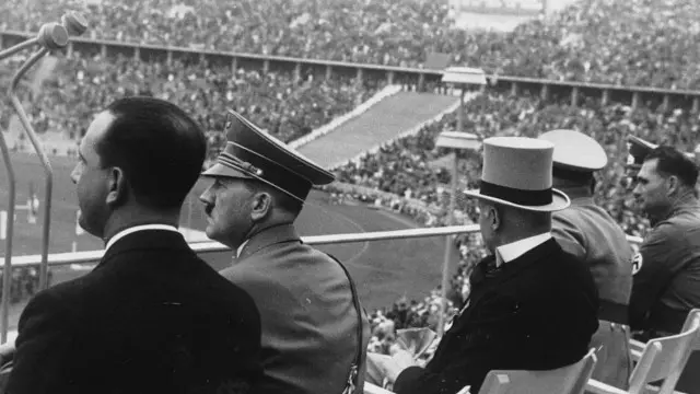 حرص هتلر على تشجيع اللاعبين الألمان المشاركين في أولمبياد برلين عام 1936
