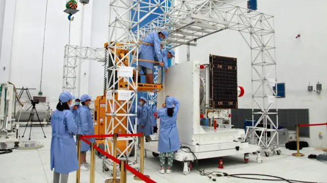 酒泉發射中心內工作人員裝配墨子號衛星（新華社圖片30/7/2016）