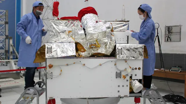 量子科學實驗衛星在安裝外表面熱控材料（新華社圖片26/7/2016）