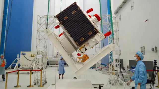 墨子號太陽帆板展開試驗（新華社圖片30/7/2016）