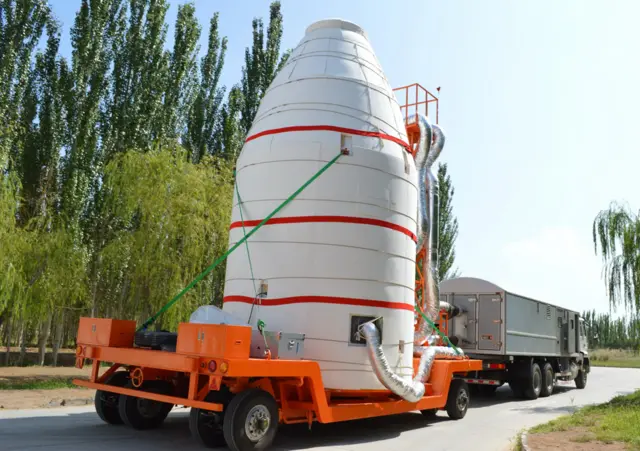 墨子號星罩組合體在轉運至發射塔架（新華社圖片5/8/2016）