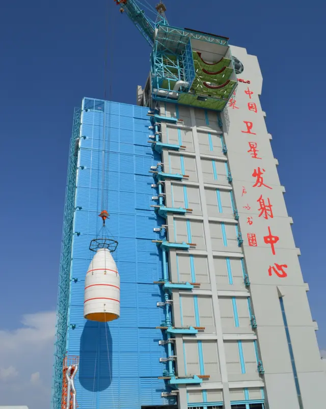 墨子號星罩組合體吊裝與運載火箭對接（新華社圖片5/8/2016）